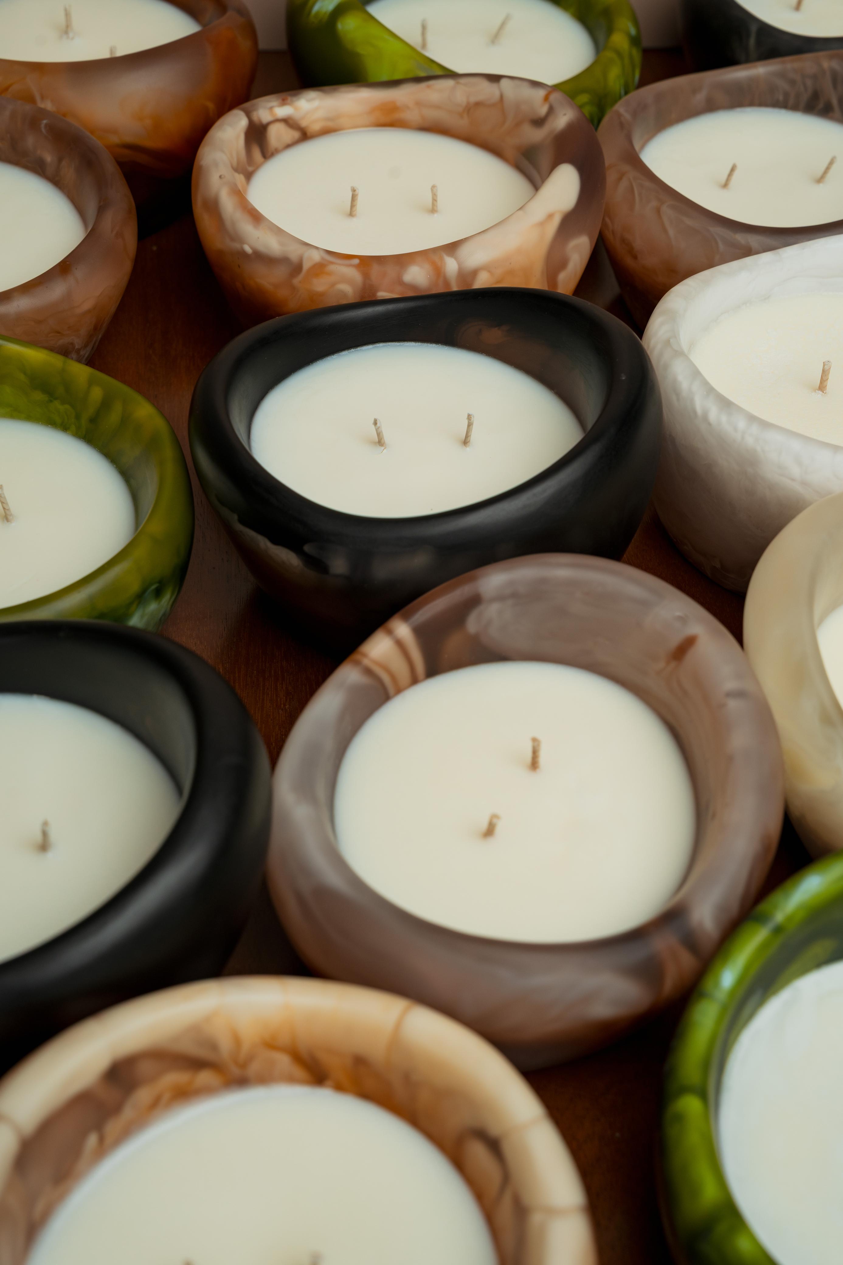 Colección de velas en bowls de resina de distintos colores