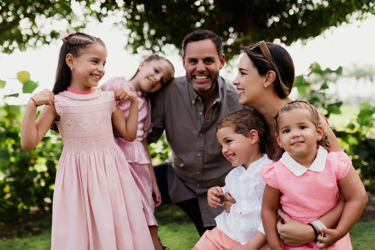 María Bernarda Paredes junto a su esposo Juan Pablo y sus cuatro hijos